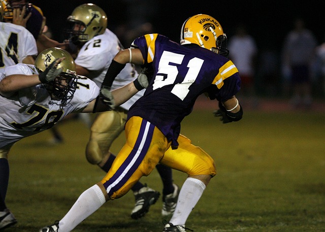 字母哥扑抢布克 双双倒地 美媒：字母哥这是一个脏动作吗.